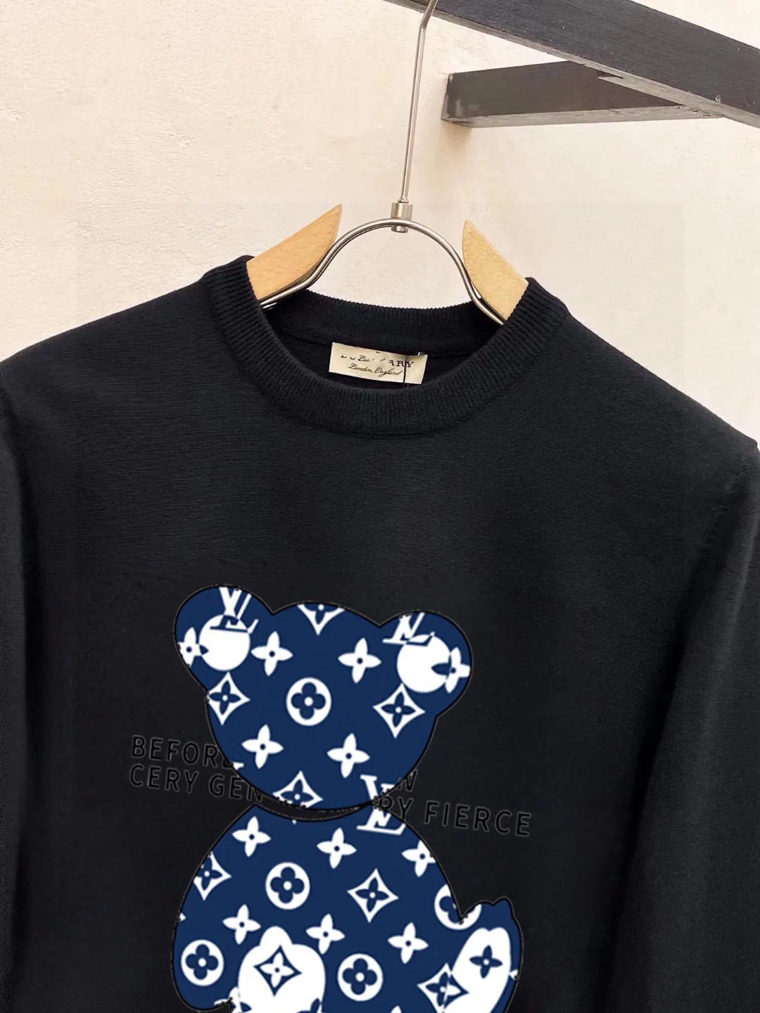 🅿️240 【LV Louis Vuitton】Autumn and winter classic round neck pullover sweater, in full condition! ! ! Wool blended fabric, the latest model in 2025, golden ratio! ! Slim-fitting soft gold, versatile and practical item, the combination and practicality are extremely powerful, simple and elegant, and classy! To create your own style, it is highly recommended to buy it in two colors. The standard slim fit tailoring process is suitable for both young and old men. It is knitted from wool and will not cause any discomfort! While keeping warm, it is stylish, textured and wearable, and the classic logo with contrasting colors on the chest feels in place! ! Recommended for regular customers! ! Size M-3XL (maximum wear: 190 pounds)